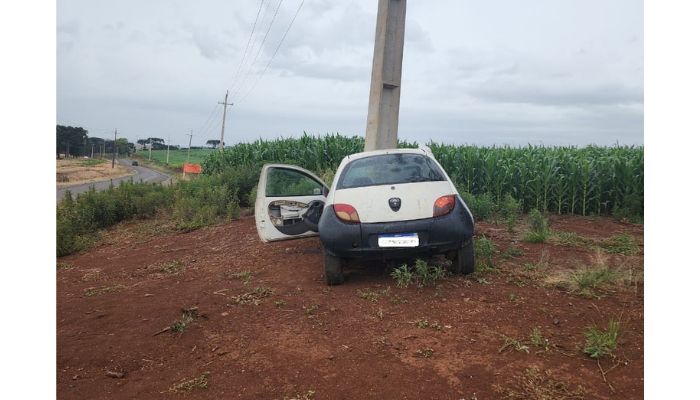 Cantagalo – Veículo colide com poste e condutor é encaminhado ferido para hospital